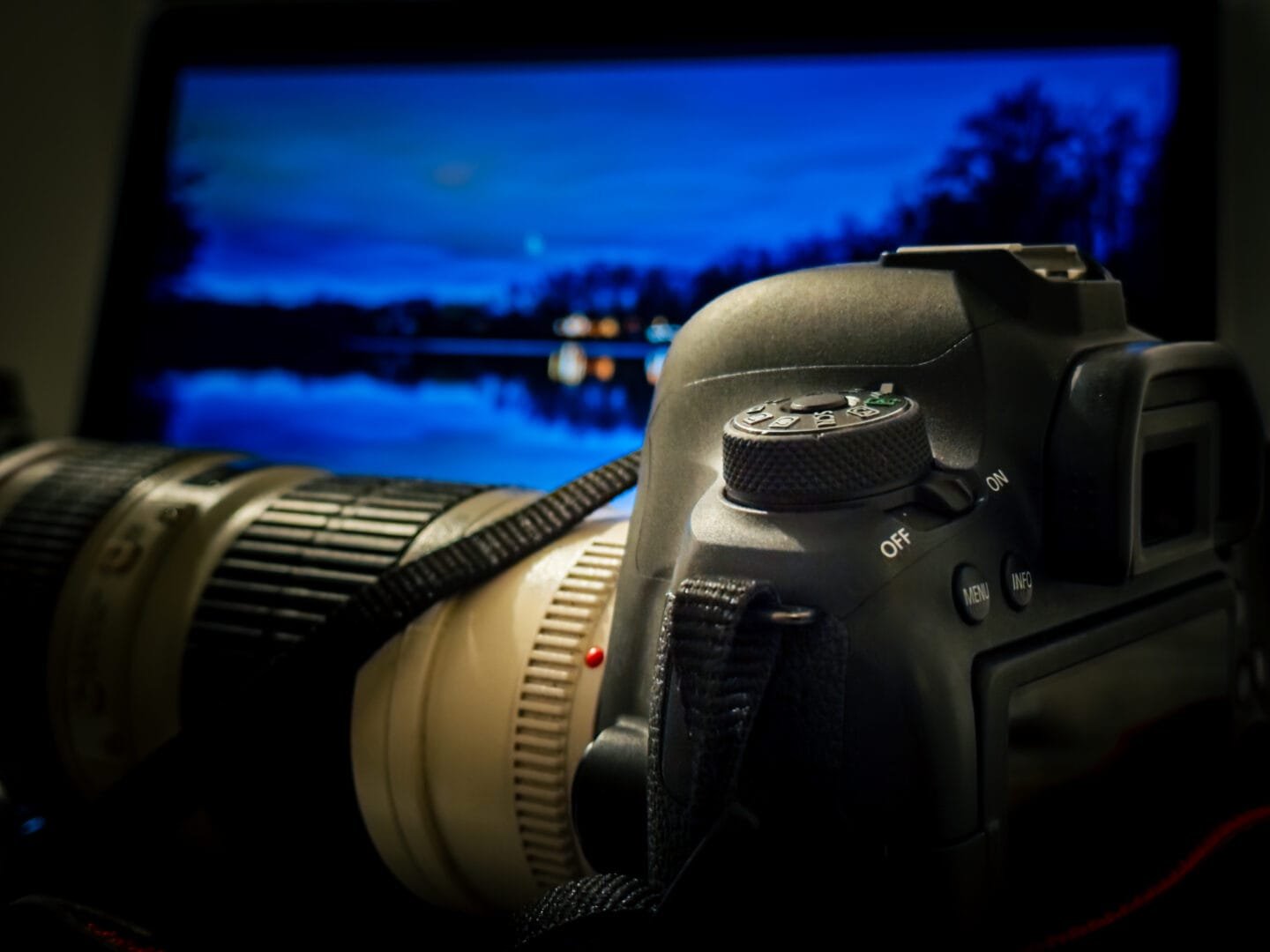 Aperçu de mon matériel, un boitier Canon EOS 6D MK II et un objectif canon 70-200mm f4, un appareil photo à capteur plein format qui créer un beau flou d'arrière plan